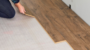 ho kenya laminate flooring e sa keneleng metsi.jpg